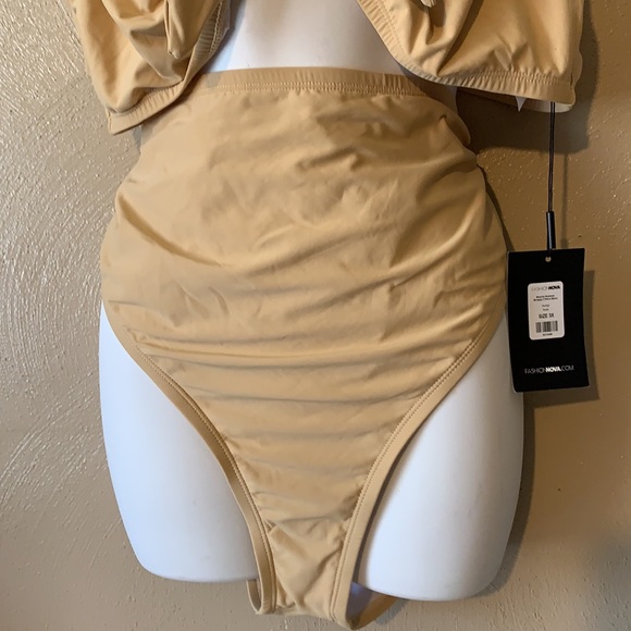 Fashion Nova 2-pc front twist Beachy Summer Swimwear - Picture 3 of 6